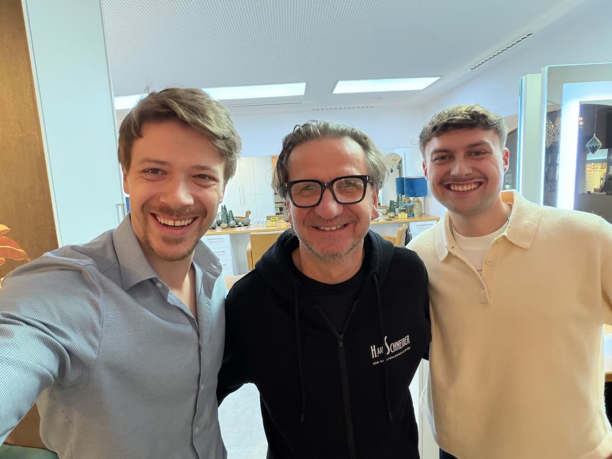 Heiko Schneider mit den Gründern von friseurtelefon.de